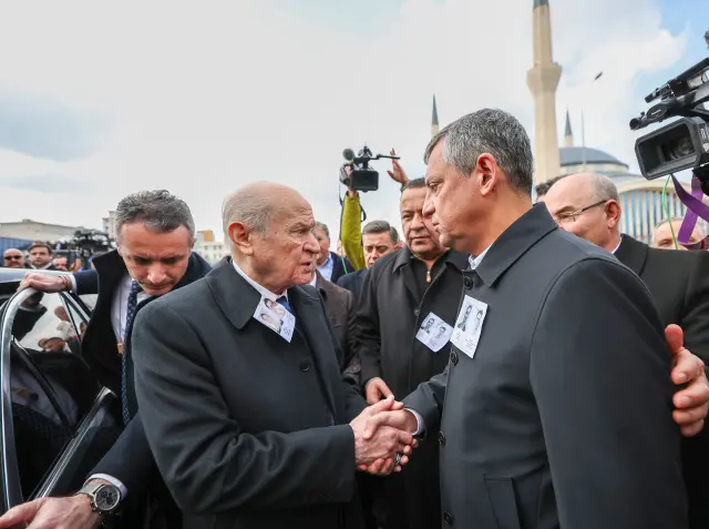 Camii içinde dua eden katılımcılar