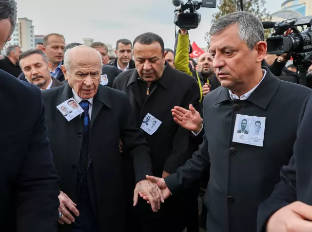 Tören sonrası çiçekler ve anma tabelası