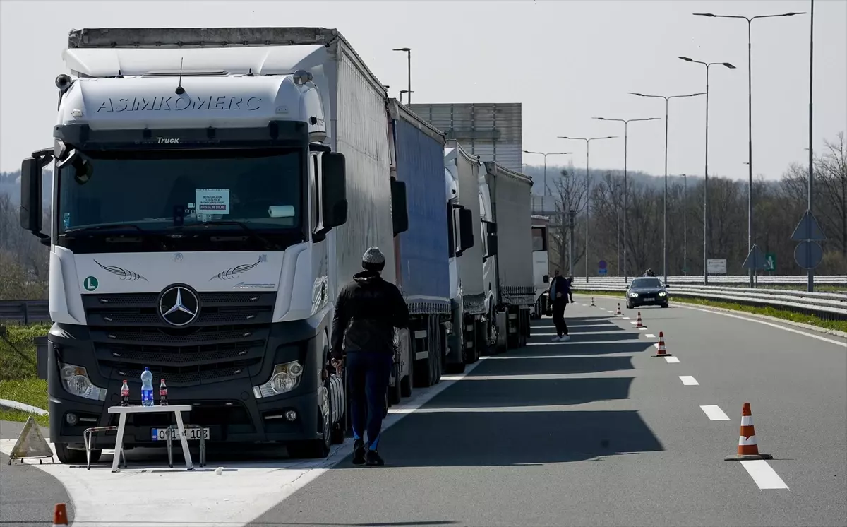 Bosna Hersek'te Kamyon Sürücüleri AB Geçiş Kurallarına Karşı Sınır Kapılarını Kapattı