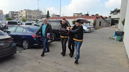 Mağaza vitrininde hırsızlık sahnesi