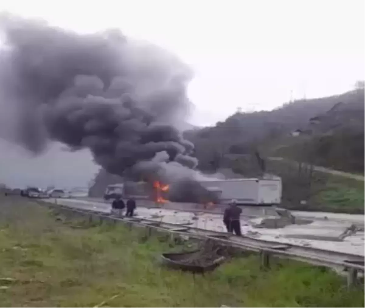 Pamukova'da Zincirleme Trafik Kazası: 2 TIR ve 1 Otomobil Çarpıştı, 2 Yaralı