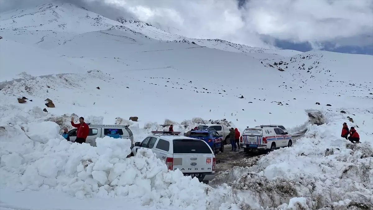 Ağrı Dağı'nda Kadın Dağcının Kayboluşu: Arama Kurtarma Operasyonu Hız Kazanıyor