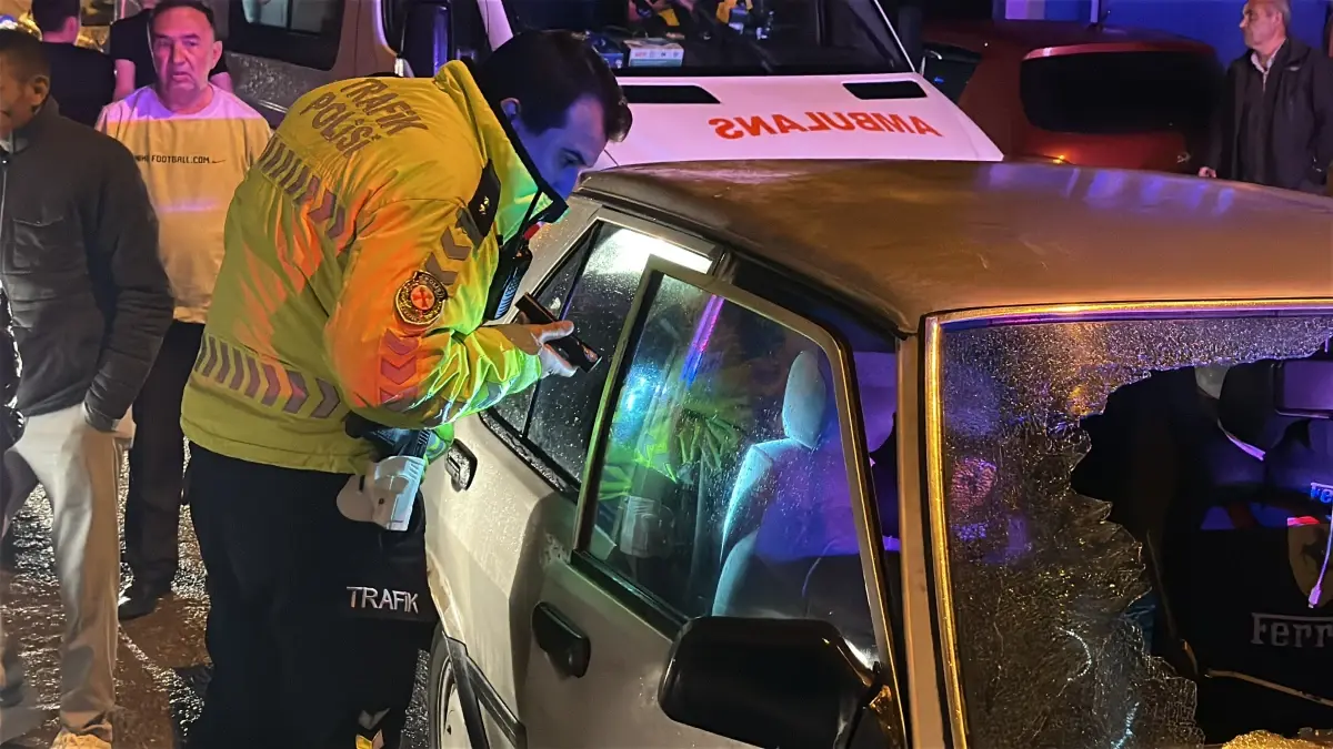 Kütahya’da Alkollü Sürücü Elektrik Direğine Çarparak 2 Kişiyi Yaraladı