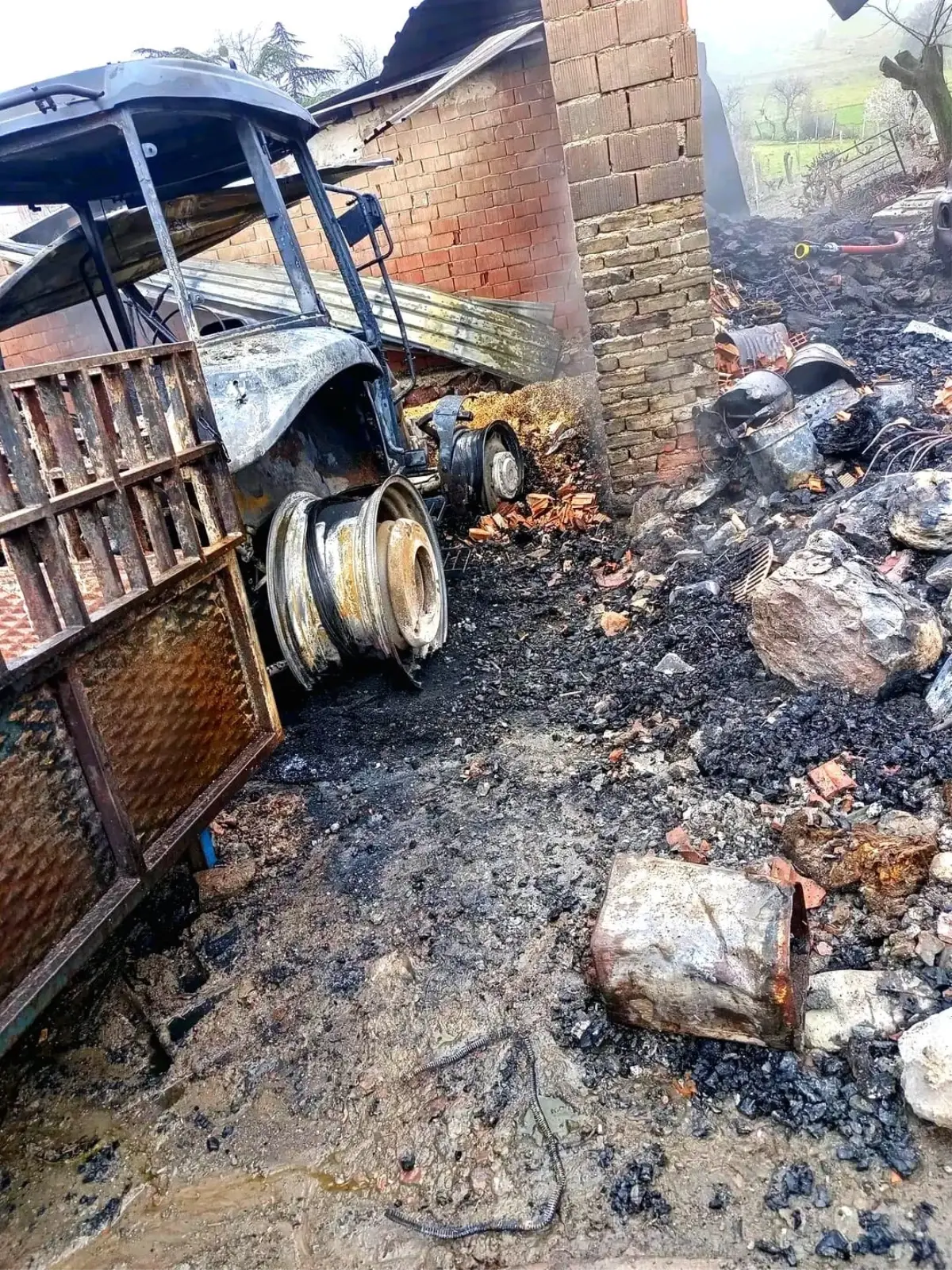 Güdül'de Ev Yangını: Otomobil ve Traktör Tamamen Yok Oldu