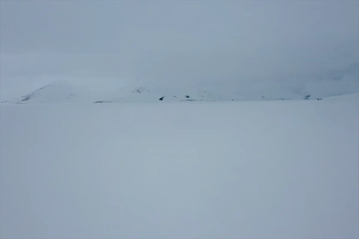 Taşlıçay’da Balık Gölü Bahar Ayarında Buzlu Kalan Manzara
