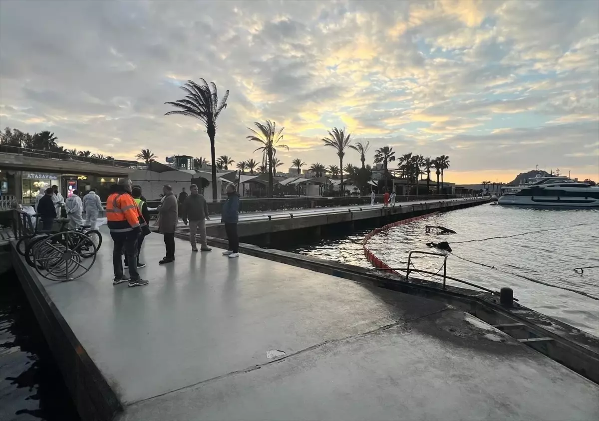 Bodrum Marina’da Çıkan Yangının Ardından Deniz Temizliği Çalışmaları Başladı