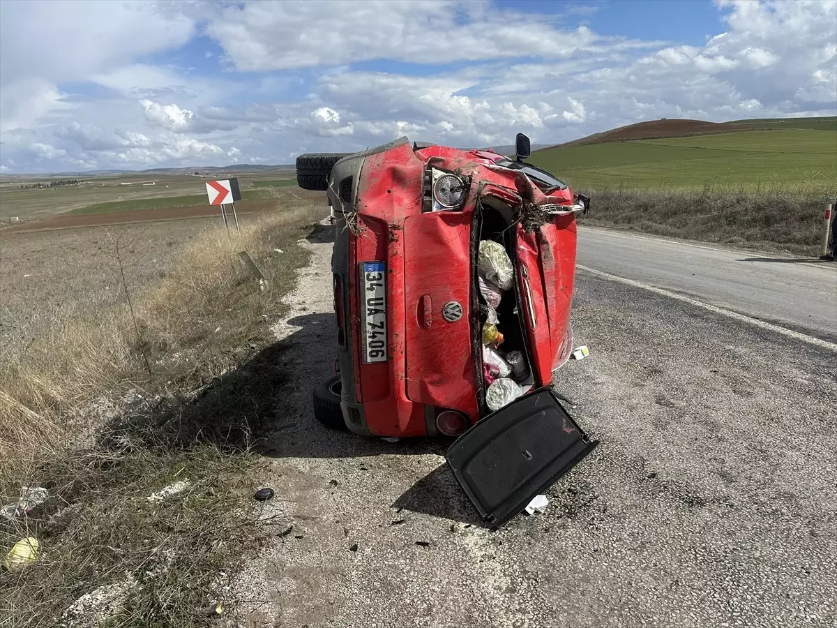Alaca’da Devrilen Otomobil 3 Yaralıyı Hastaneye Kaptı