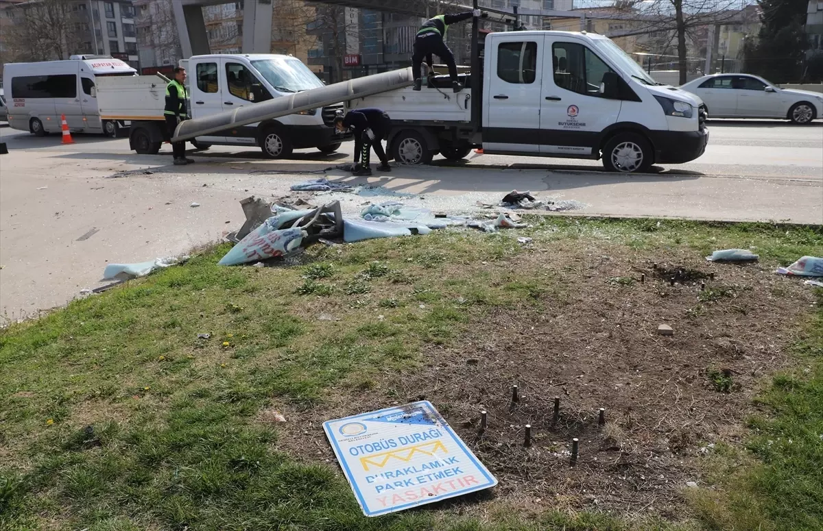 Pamukkale'de Minibüs Otobüs Durağına Çarparak Yolcuyu Yaraladı