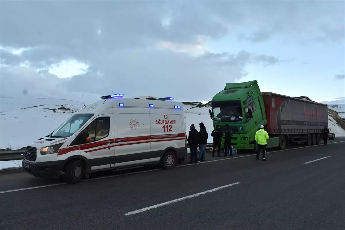 Erzurum'da Arızalı Tırın Yanında Gürcistanlı Sürücü Ölü Bulundu