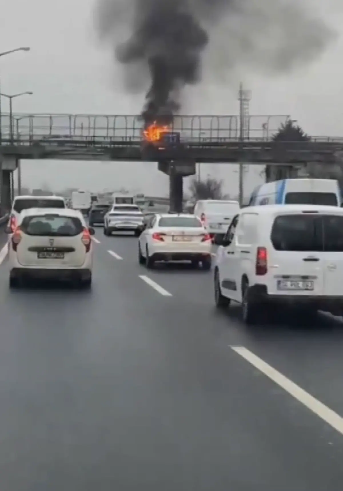 Esenyurt'ta TEM Otoyolu'nda Ticari Araç Yangını Kontrol Altına Alındı