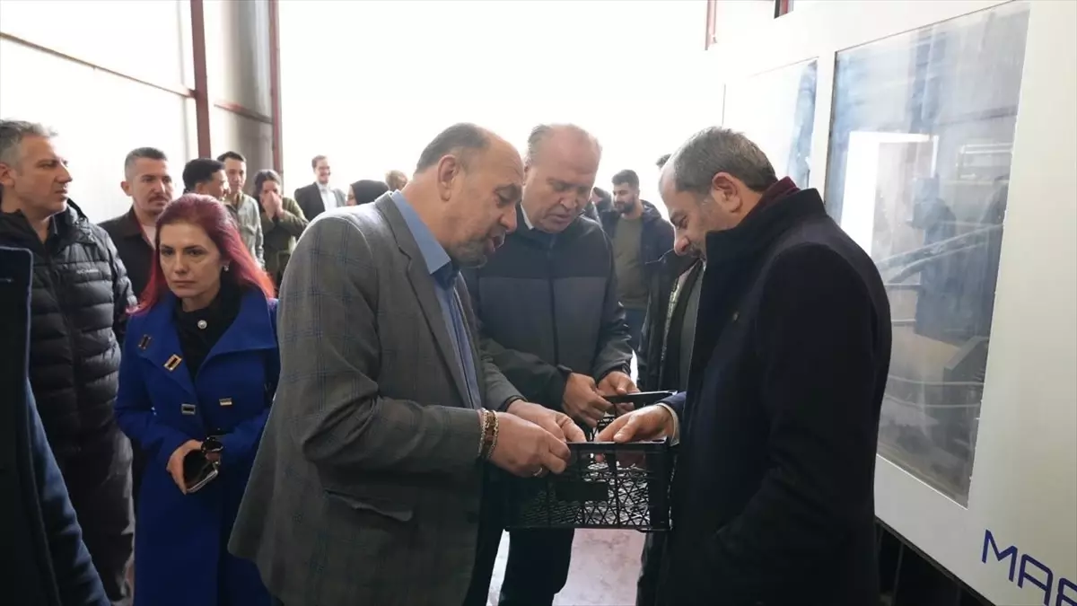 Gürsu Belediyesi'nden Kooperatiflere Meyve Kasası Üretiminde Kalıp Desteği