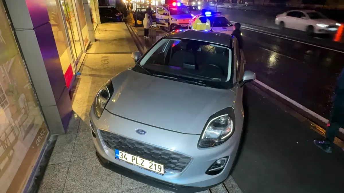 Avcılar’da 14 Yaşındaki Çocuk D-100 Yan Yolda Kaldırımda Araç Çarpması Sonrası Yaralandı