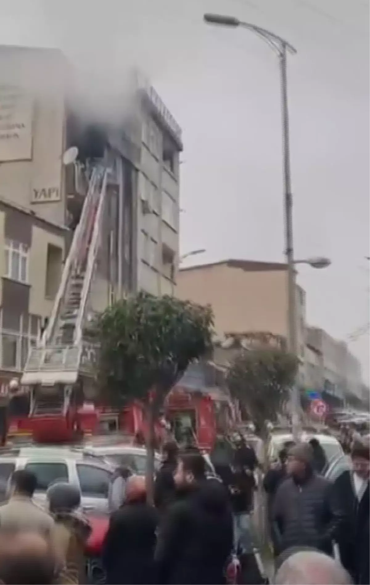 Küçükçekmece'de 5 Katlı Bina Yangını: 5 Kişi Dumanla Mücadele Etti