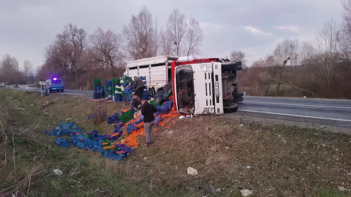 Domaniç’te Meyve Taşıyan Kamyonet Devrildi, 2 Yaralı