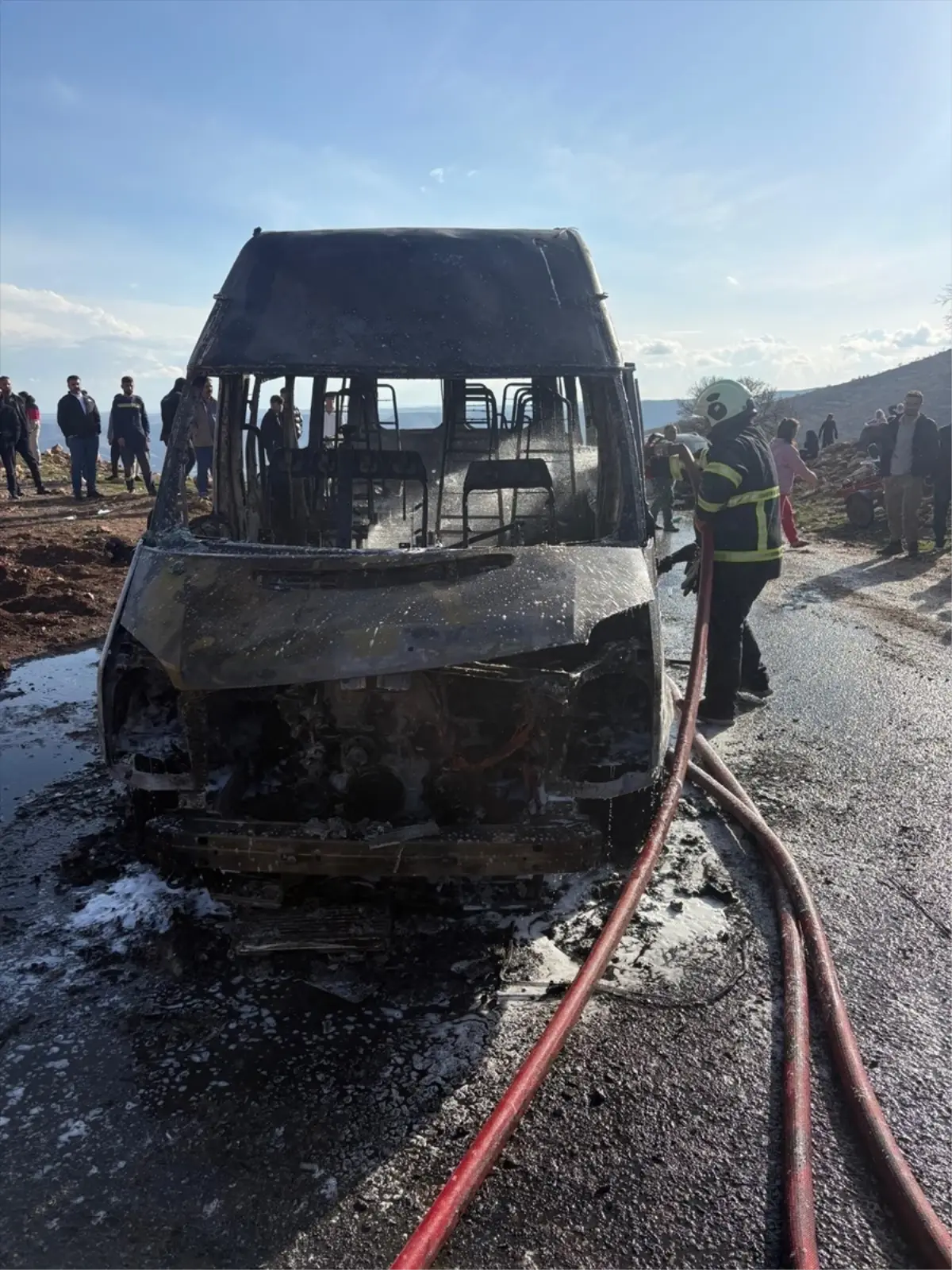 Mardin'in Dargeçit İlçesinde Seyir Halindeki Minibüs Yangınla Sonlandı