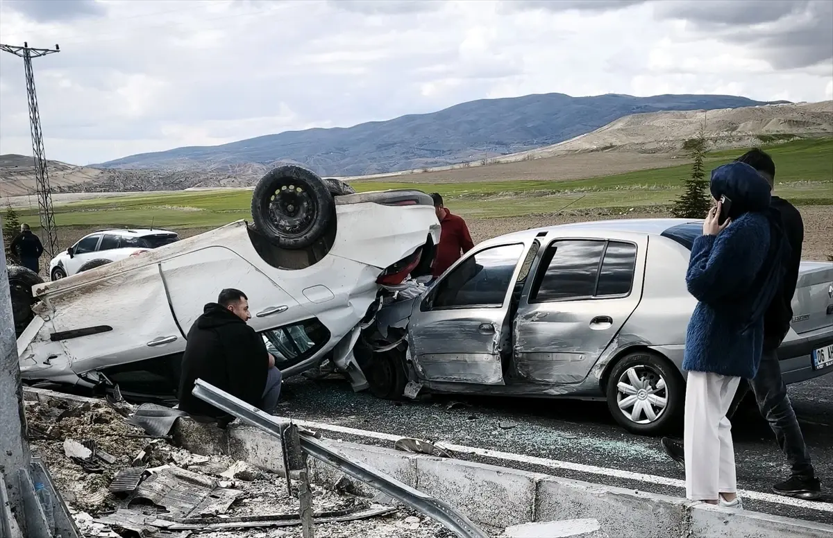 Nevşehir-Kayseri Karayolunda İki Otomobil Çarpıştı: 3 Kişi Hastaneye Kaldırıldı