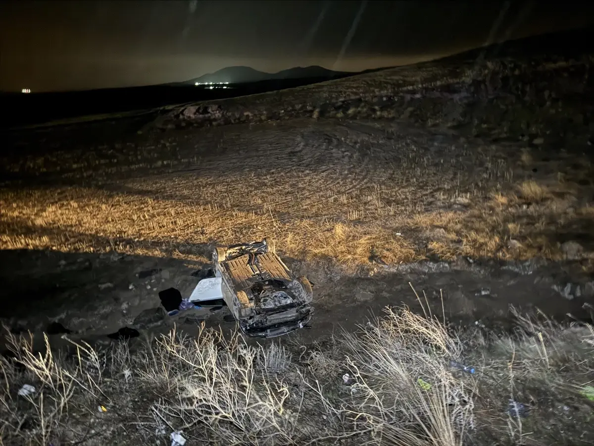 Nevşehir'de Şarampol Çarpması Sonucu Otomobil Devrildi, 4 Kişi Yaralandı