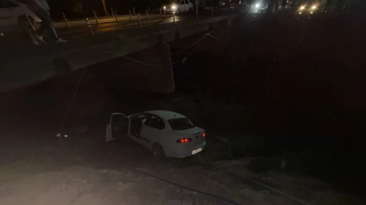 Düziçi Köprüsünde Araç Kaza Yaptı: Sürücü Hastaneye Kaldırıldı