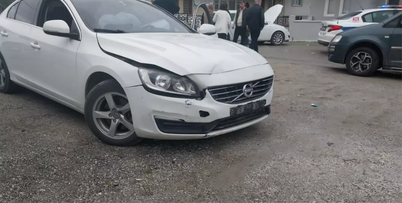 Kütahya'nın Tavşanlı İlçesinde İki Otomobil Çarpıştı: 3 Kişi Yaralandı