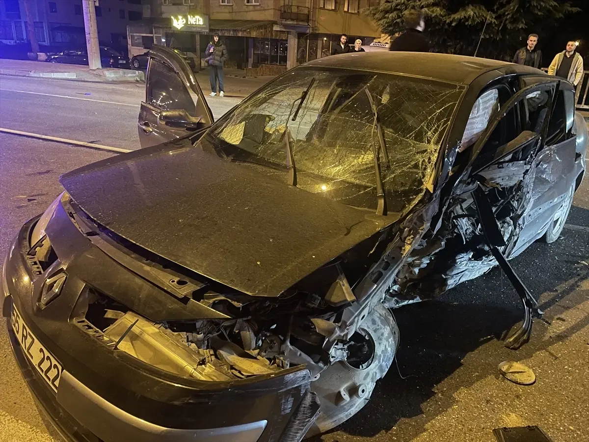 Atakum’da Köprü Korkuluğuna Çarpan Otomobilde İki Kişi Yaralı