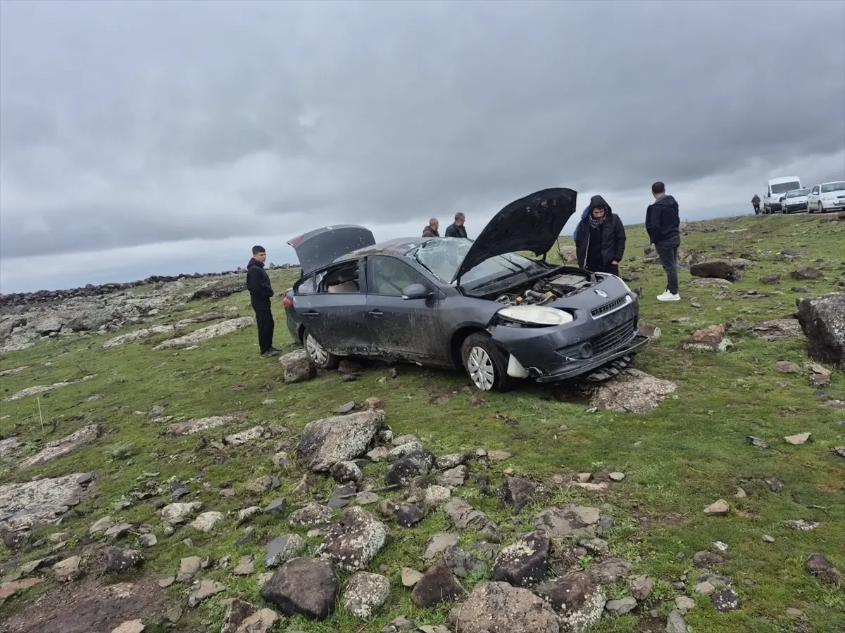 Siverek'te Devrilen Otomobilde 5 Kişi Yaralandı, İki Bebek Hayati Tehlikede