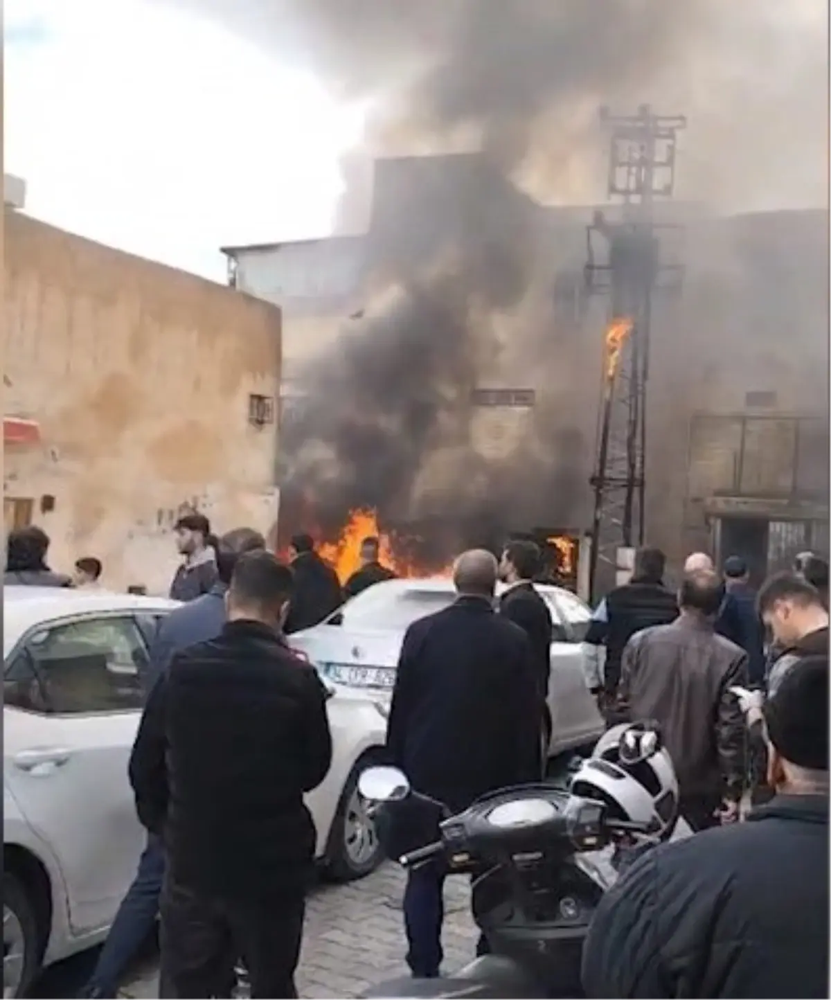 Şanlıurfa’da Trafo Patlaması: 4 Araç Alev Aldı, İlk Yardım Ekipleri Olay Yerinde