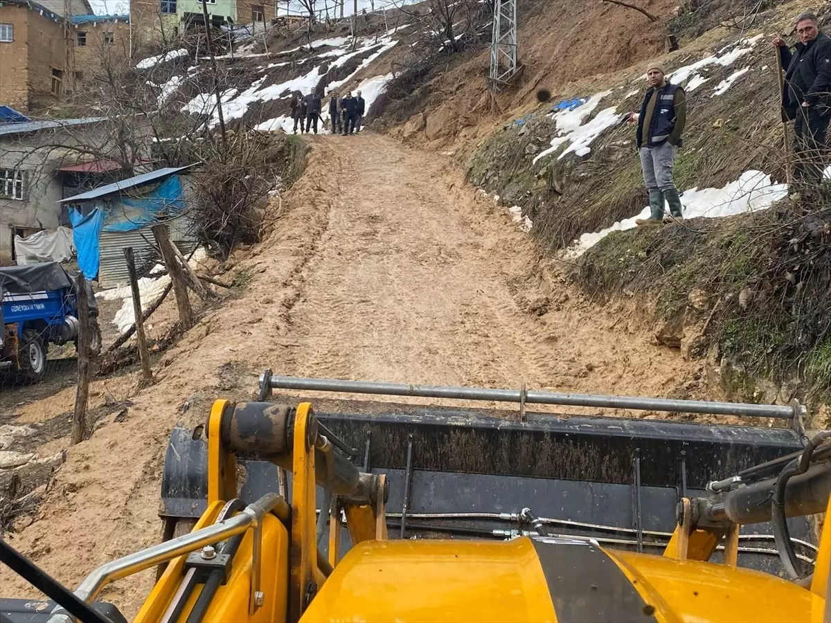 Pervari'de Kar Fırtınası 15 Araçta Trafik Sorununa Yol Açtı, Kurtarma Ekipleri Seferber Oldu