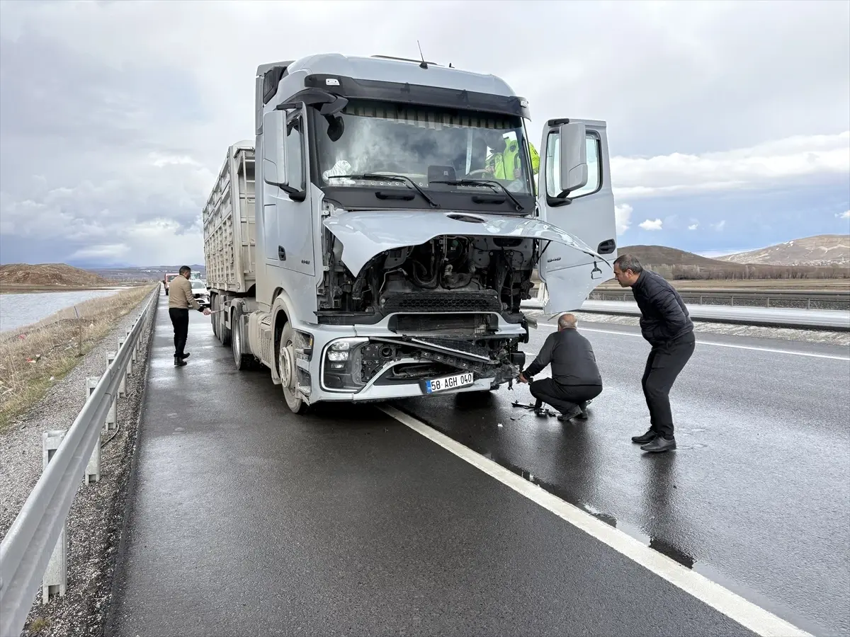 Sivas'ın Ulaş Mahallesinde Tır ve Hafif Ticari Araç Çarpıştı: Sürücü Ağır Yaralı
