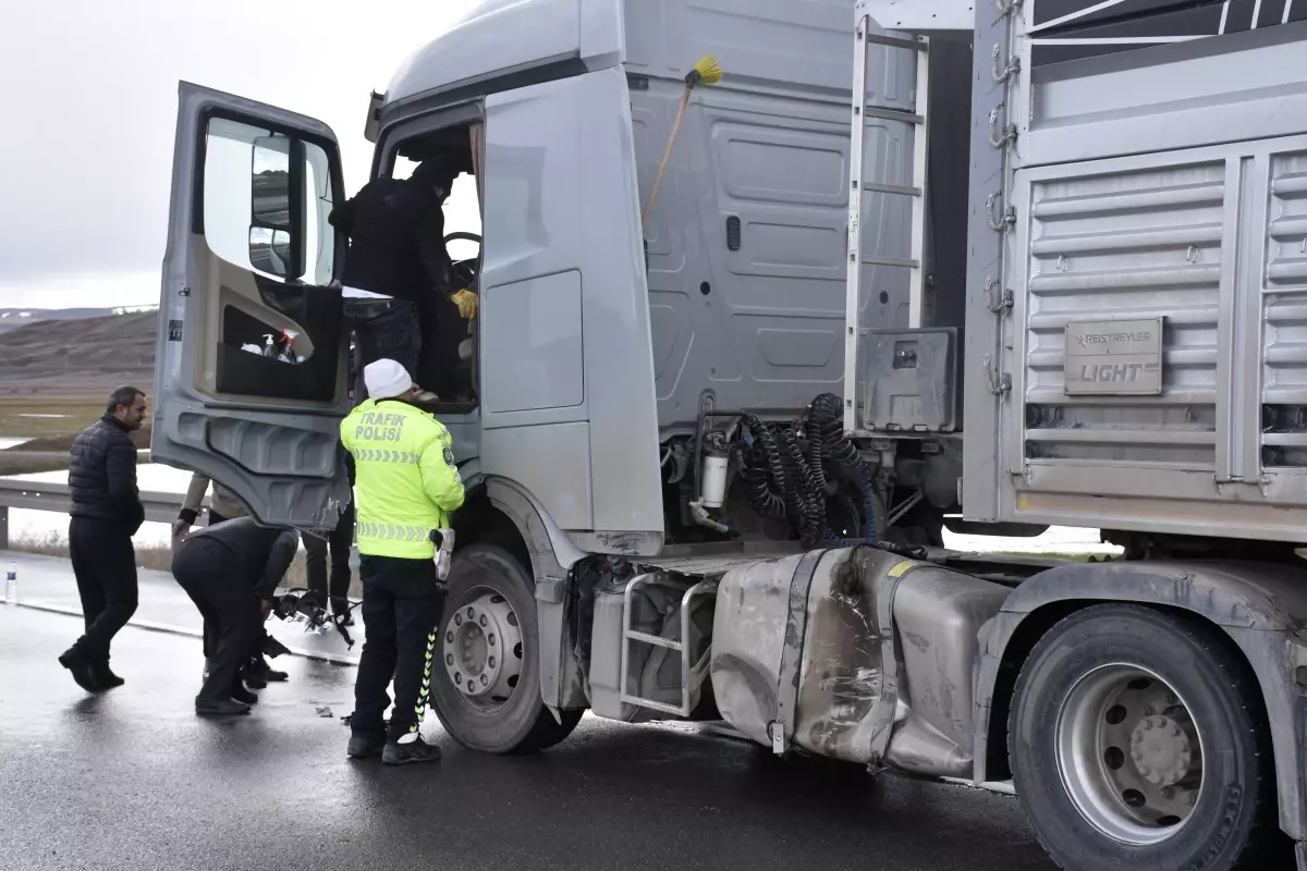 Sivas'ta Hafif Ticari Araç TIR'la Çarpıştı: Sürücü Ağır Yaralı