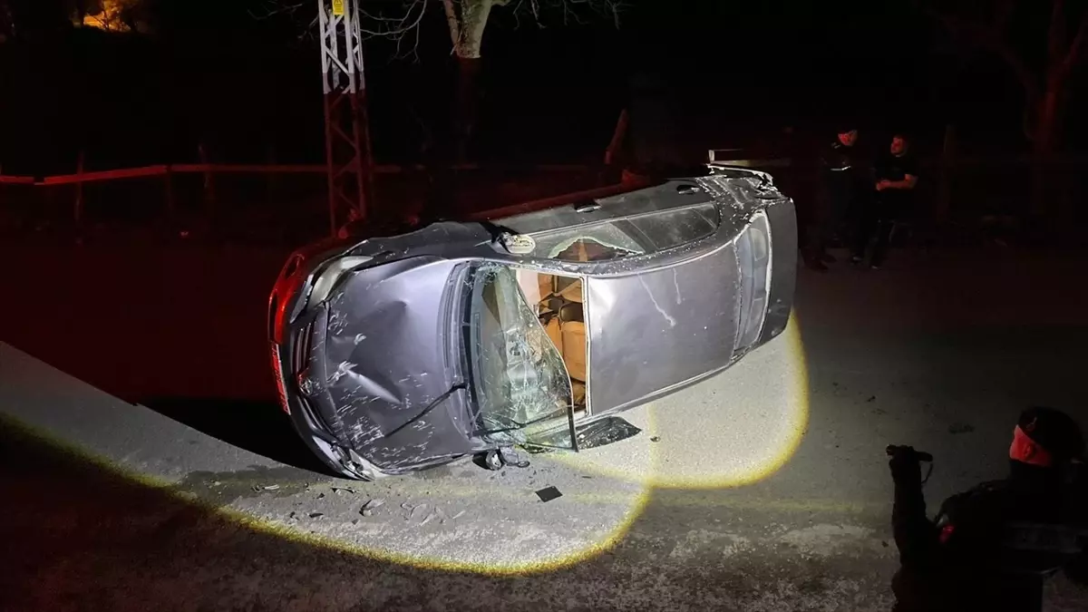 Sinop Türkeli'de Otomobil Devrildi: 2 Kişi Yaralı