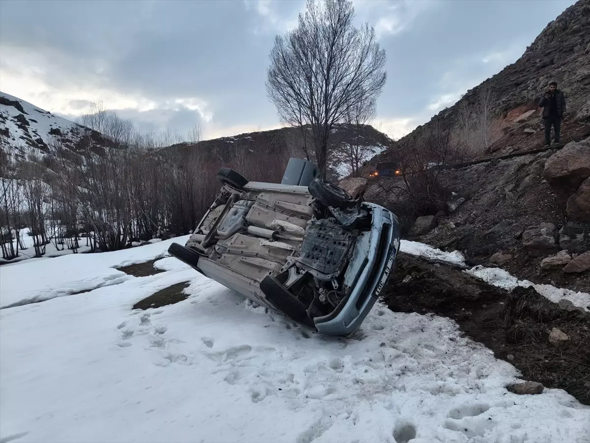 Van’ın Muradiye İlçesinde Şarampole Devrilen Otomobilde 3 Yaralı