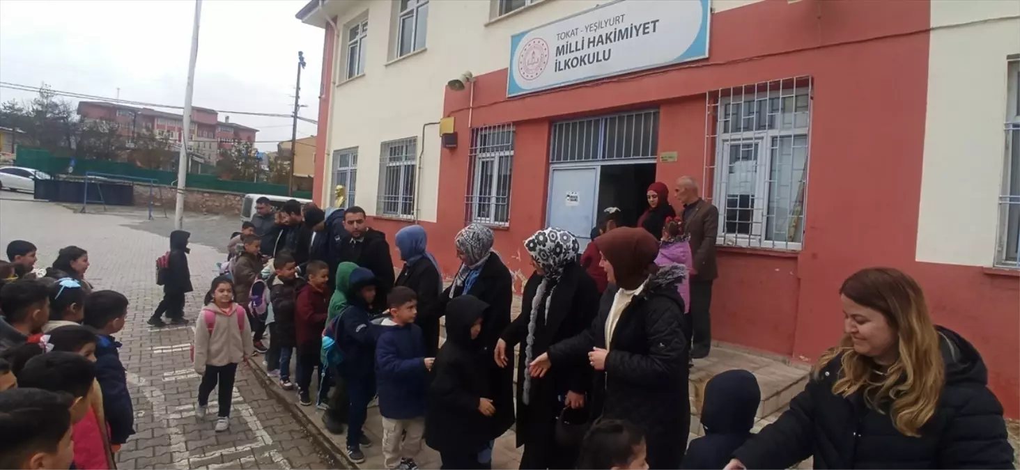Yeşilyurt’ta Bayram Coşkusu: Öğretmen ve Öğrenciler Bir Arada