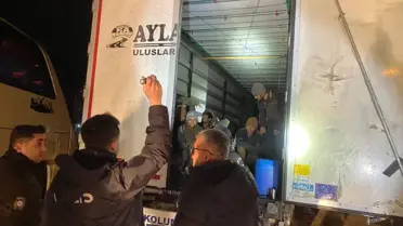Durulan tırda bulunan göçmenler