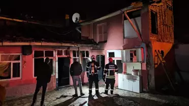 İtfaiye ekiplerinin yangını söndürürken çekilmiş fotoğrafı