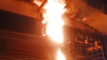 Yangın söndürülürken itfaiye ekipleri