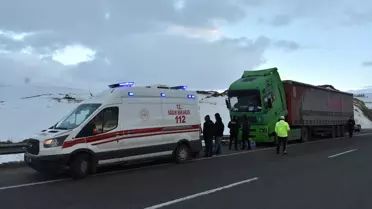 Arızalı tırın yanında bulunan sürücünün fotoğrafı