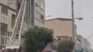 Yangın sonrası binanın çatı kısmı