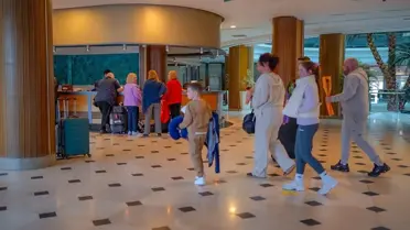 Marmaris sahilinde çiçeklerle karşılanan turistler