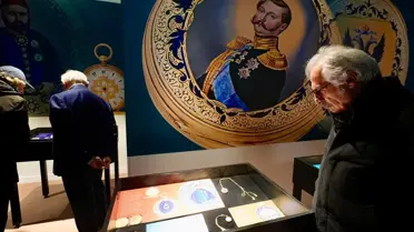 Sergide sergilenen bir cep saati detayı