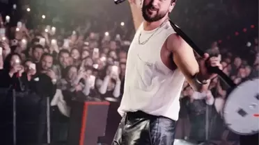 Jony konser anında mikrofonla şarkı söylerken