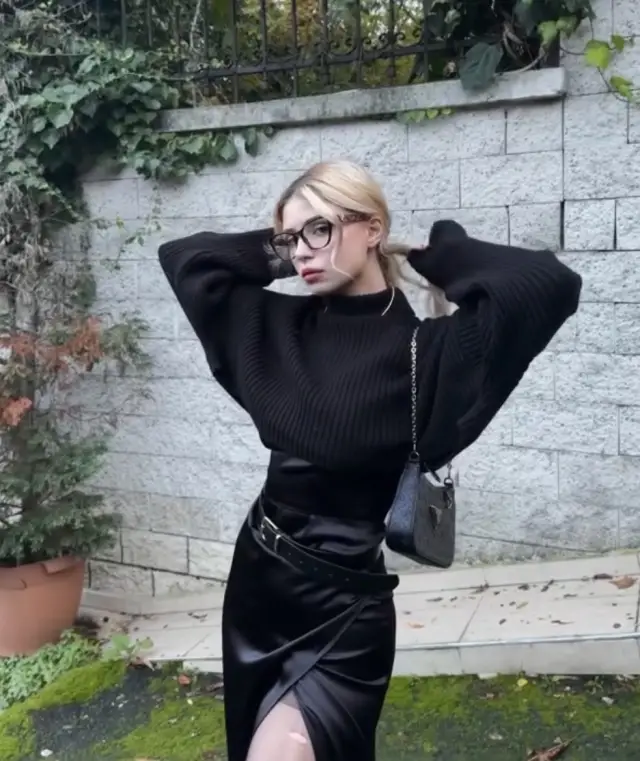 Zeynep Atılgan pozda