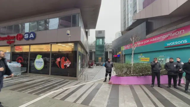 Olay sonrası kapalı apartman girişi