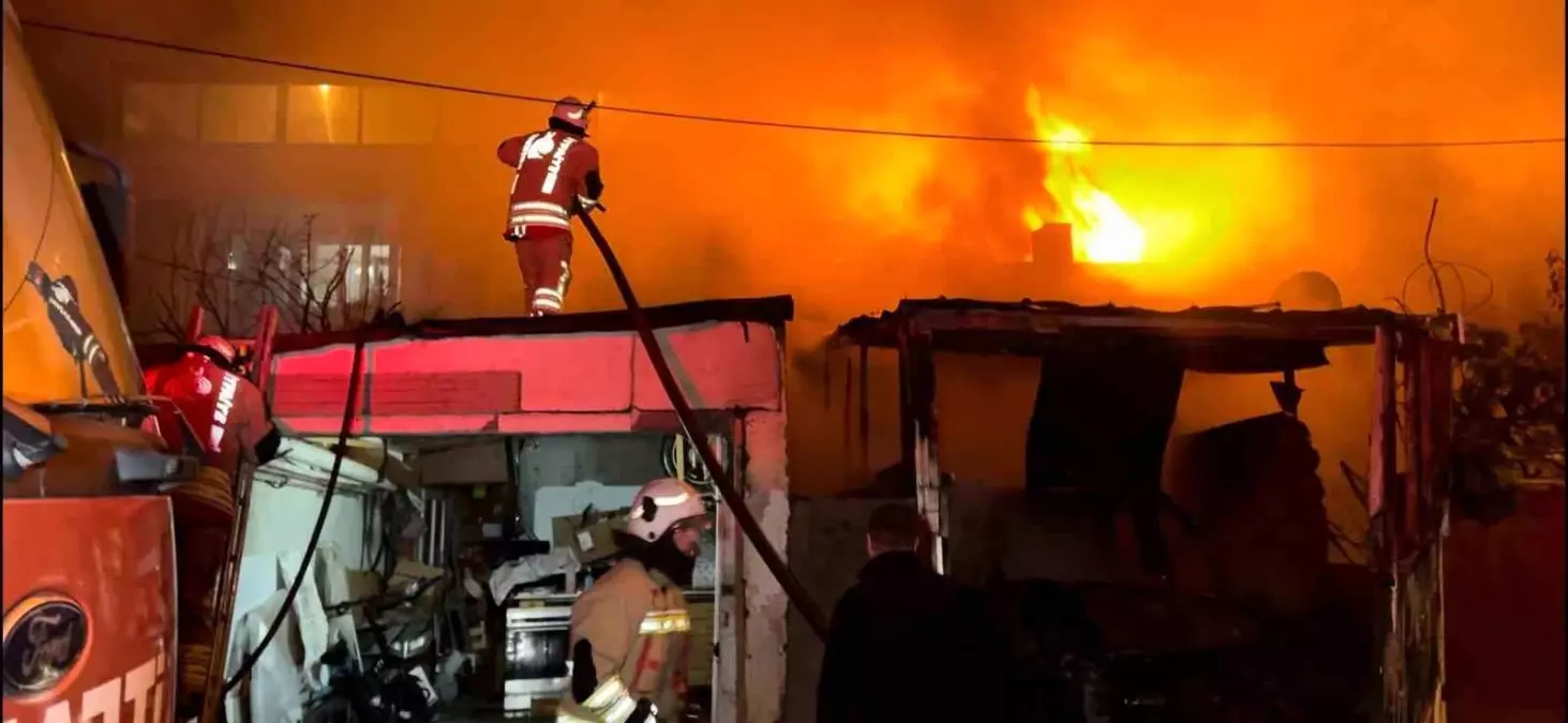Edirne'de Çıkan Yangın Ev ve Otomobili Yıktı: İtfaiye Müdahalesiyle Kontrol Altına Alındı