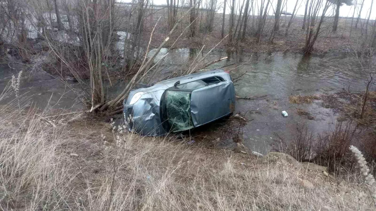 Bayburt'ta Araç Kontrolden Çıktı, Akşar Deresi'ne Düşerek Sürücü Hafif Yaralandı