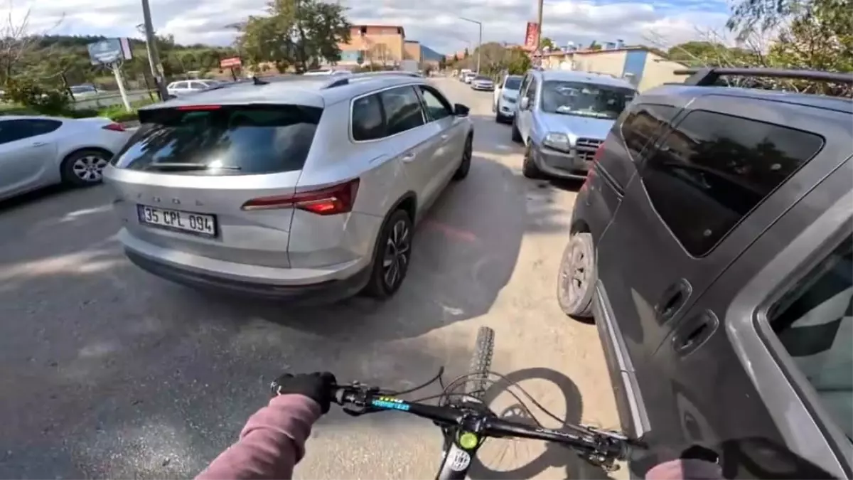 İzmir’de Bisikletli Genç Sıkıştıran Sürücüye 180 Bin Lira Ceza Kesildi