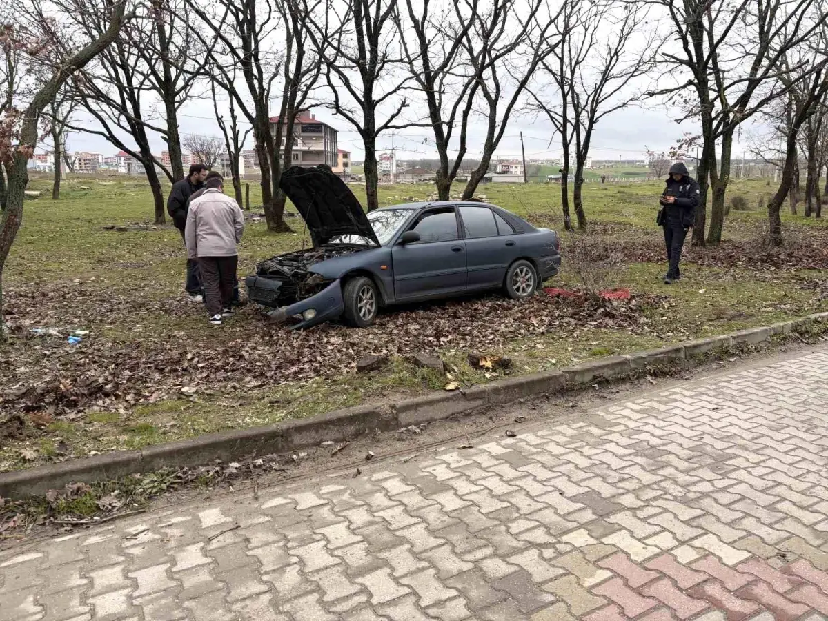 Kapaklı’da Kontrolden Çıkan Otomobil Yan Yatırken Sürücü Yaralandı