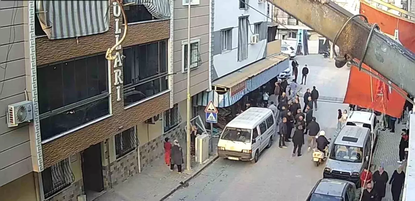 Turgutlu’da Sürücü, Motosiklet Çarpışmasını Önlemek İçin Direksiyonunu Kırdı, Bakkal Dükkanına Girdi