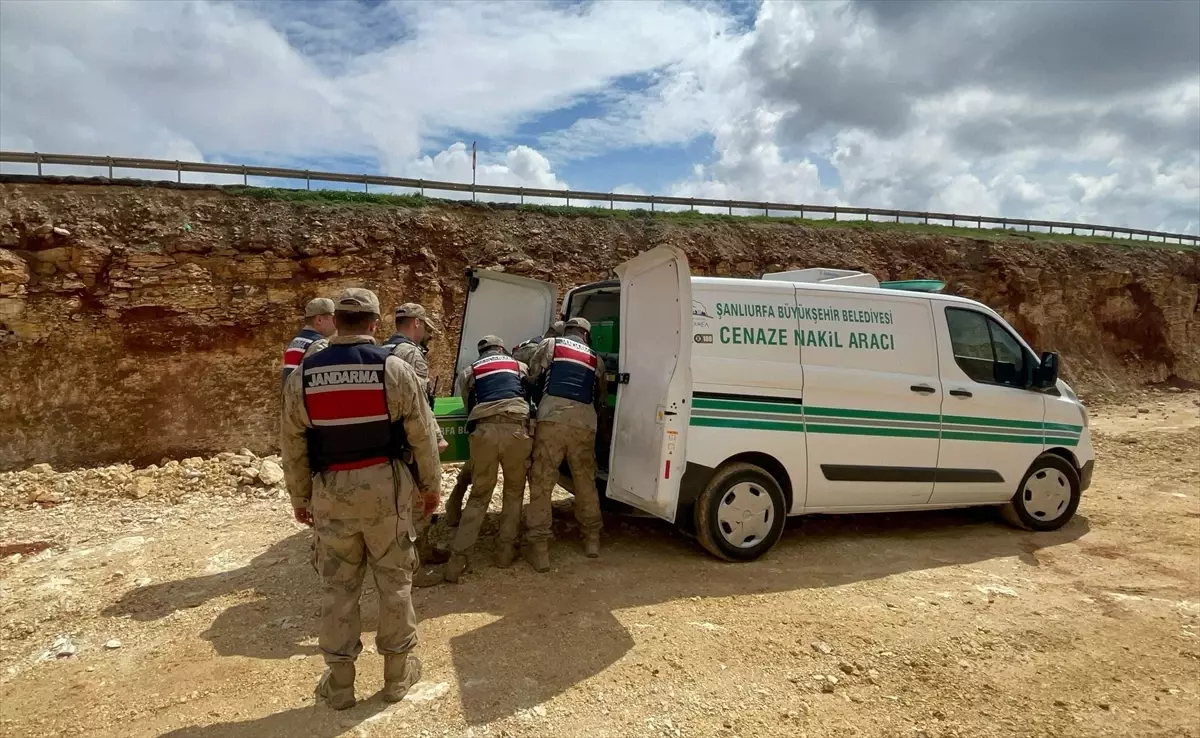 Şanlıurfa Eyyübiye'de Boş Kanalı Geçen Otomobil Kazası: 1 Ölü, 1 Ağır Yaralı