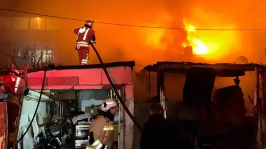 Gece alevleriyle aydınlanan yangın sahnesi
