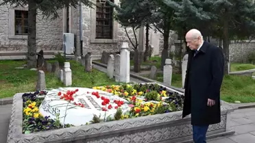 Mezar ziyareti anından fotoğraf